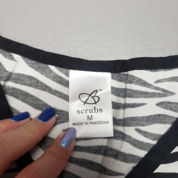 B scrubs black and white zebra print scrub top women's size medium - Picture 5 of 10